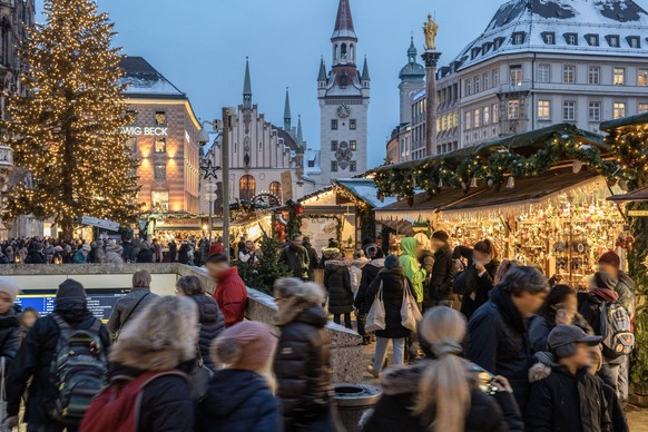 M�nchner Christkindlmarkt, traditioneller Weihnachtsmarkt auf dem Marienplatz, M�nchen, 19. Dezember 2022 Deutschland, M�nchen, 19.12.2022, Andrang beim M�nchner Christkindlmarkt auf dem Marienplatz,  ...