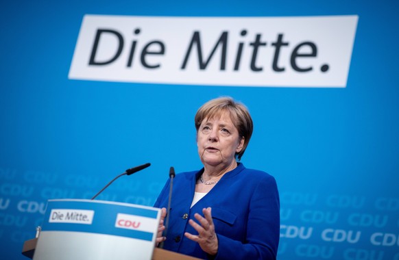 02.07.2018, Berlin: Bundeskanzlerin Angela Merkel (CDU) spricht im Konrad-Adenauer-Haus zu den Medienvertretern. Die Unionsparteien haben eine Einigung im Asylstreit gefunden. Foto: Kay Nietfeld/dpa + ...