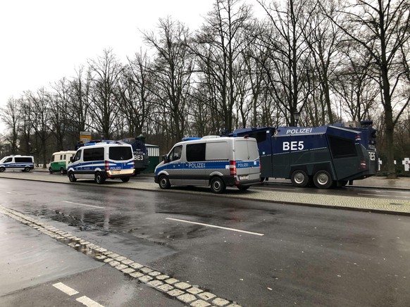 Polizeiaufgebot rund um das Reichstagsgelände vor der Diskussion um die Impfpflicht.