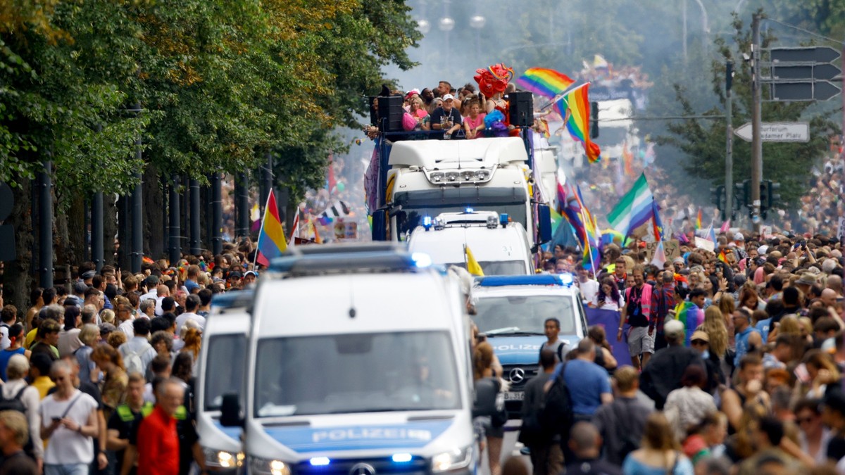 26.07.2025, Berlin: Die 47. Berlin Pride, die Demonstration zum Christopher Street Day (CSD), zieht durch die Stadt. Unter dem Motto "Nie wieder still" ziehen 80 Trucks mit 100 unterschiedli ...