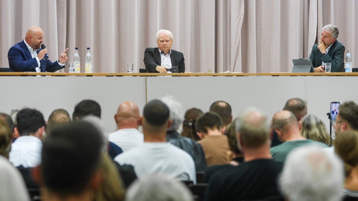 05.09.2025, Baden-Württemberg, Tübingen: Der AfD-Landesvorsitzende Markus Frohnmaier (l) und Tübingens Oberbürgermeister Boris Palmer (r, parteilos) sitzen neben Moderator Joachim Knape (M) in der Her ...