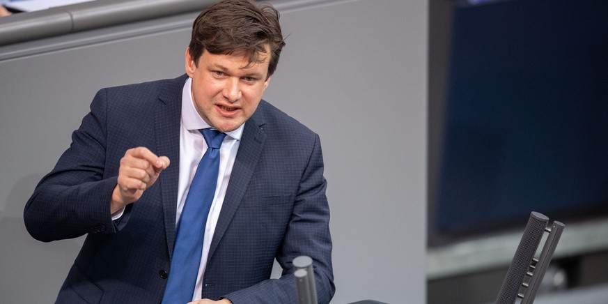 ARCHIV - 14.01.2021, Berlin: Tobias Zech (CSU) spricht bei der Plenarsitzung im Deutschen Bundestag zum Thema Soziale Sicherheit in der Corona-Krise. (zu dpa: &quot;CSU-Abgeordneter Zech legt Bundesta ...