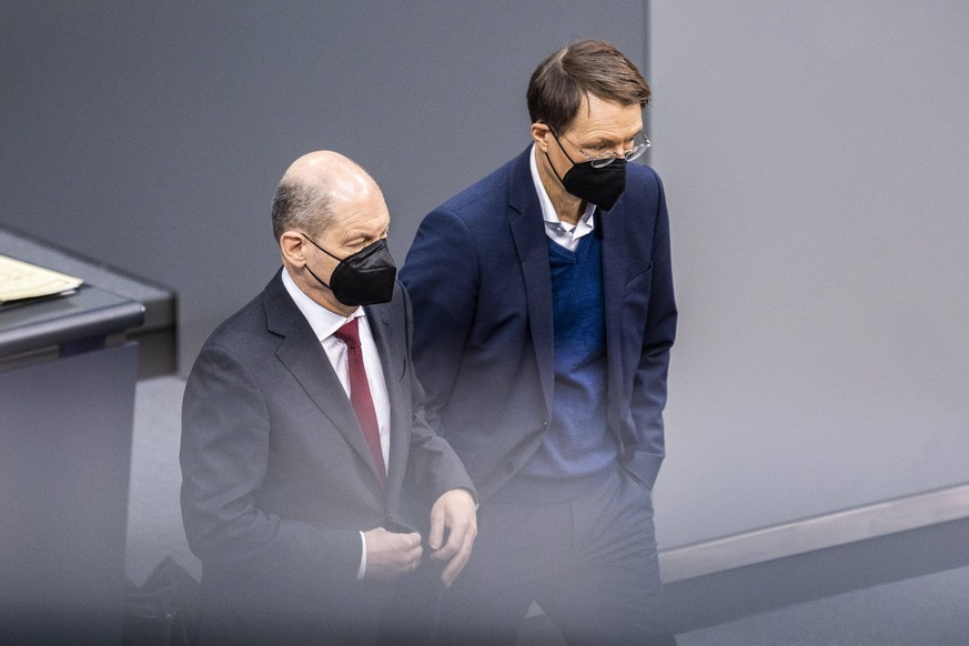 L-R Olaf Scholz SPD, Bundeskanzler, und Karl Lauterbach SPD, Bundesminister fuer Gesundheit, aufgenommen im Rahmen der Debatte im Deutschen Bundestag um die Impfpflicht in Deutschland. Berlin, 07.04.2 ...