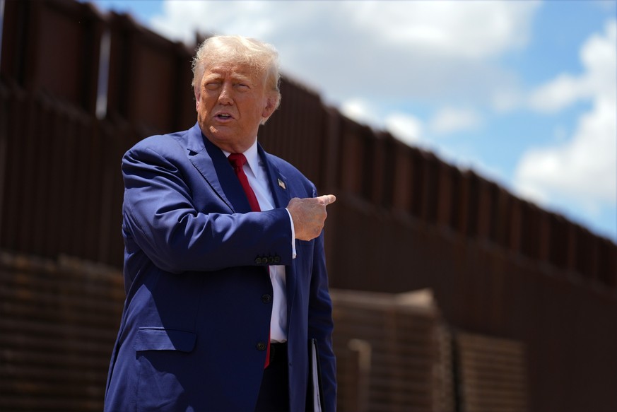 dpatopbilder - 22.08.2024, USA, Sierra Vista: Der republikanische Präsidentschaftskandidat und frühere US-Präsident Donald Trump spricht an der südlichen Grenze zu Mexiko. Foto: Evan Vucci/AP +++ dpa- ...