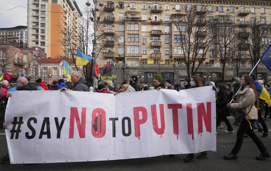 12.02.2022, Ukraine, Kiew: Protestteilnehmer nehmen an einer Demonstration gegen die m