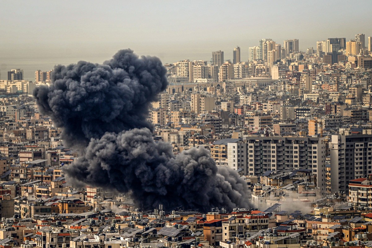 ARCHIV - 28.03.2025, Libanon, Beirut: Aus den von den israelischen Streitkräften bombardierten Gebieten in einem südlichen Vorort von Beirut steigt starker Rauch auf. Israel führte seine ersten Luftan ...