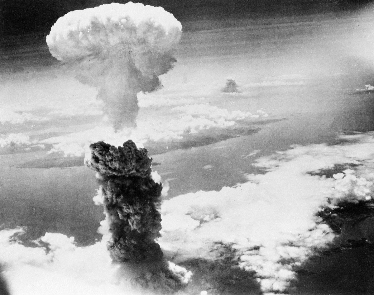 ARCHIV - 09.08.1945, Japan, Nagasaki: Eine riesige Rauchs
