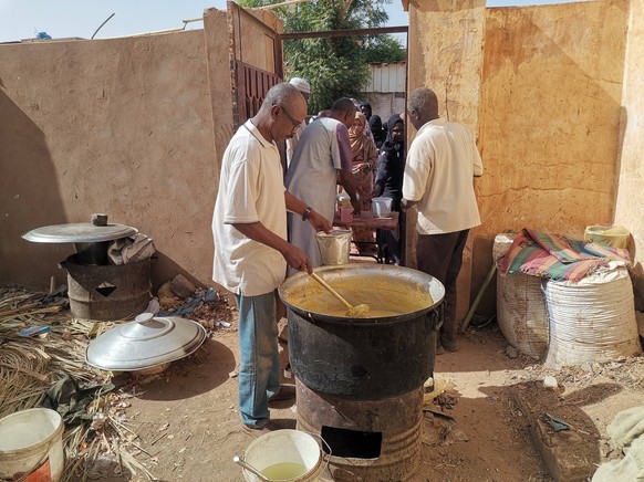 240423 -- KHARTOUM, April 23, 2024 -- This photo taken with a mobile phone on April 22, 2024 shows a volunteer preparing free meal for displaced people at a charity restaurant in Karari neighborhood o ...