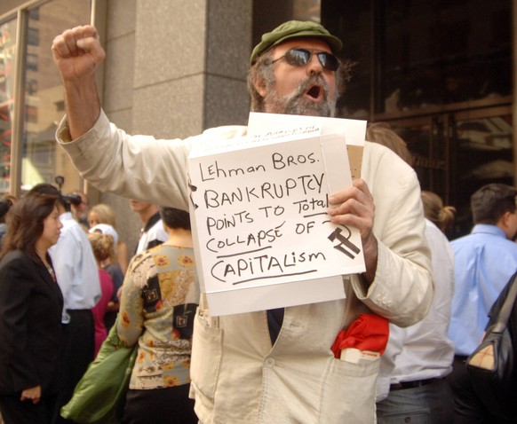 Teilnehmer einer Protestaktion in New York äußert seinen Unmut gegenüber der Finanzkrise der Investmentbank - Lehman Brothers: seiner Meinung nach ist der Bankrott ein Zeichen für den Zusammenbruch de ...