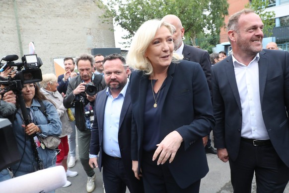 ©PHOTOPQR/VOIX DU NORD/COURBE ; 19/06/2022 ; DEUXIEME TOUR DES ELECTIONS LEGISLATIVES VOTE M LE PEN ECOLE ROUSSEAU HENIN BEAUMONT LE 19 JUIN 2022 PHOTO SEVERINE COURBE LA VOIX DU NORD Henin Beaumont;  ...