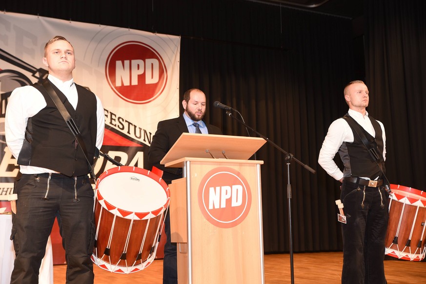 So präsentierte sich die NPD 2018 auf ihrem Europaparteitag im hessischen Büdingen: Mit Trommlern und Nazi-Ästhetik. Dazwischen am Rednerpult: Stefan Jagsch .