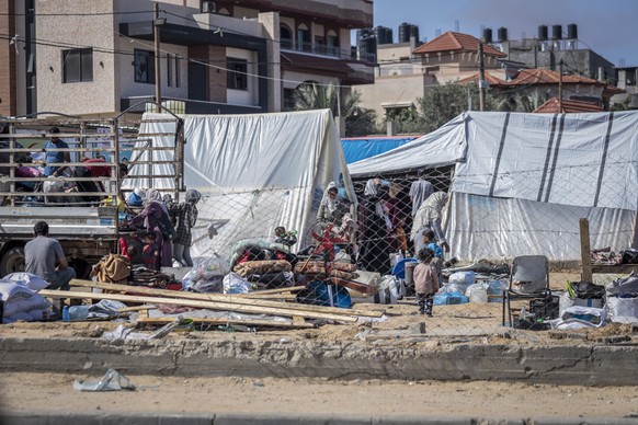 Families from Rafah are evacuating in Rafah, following evacuation orders from the Israeli army due to the ongoing offensive in Rafah and across the Gaza Strip. Photo: Amjad Al Fayoumi / NRC