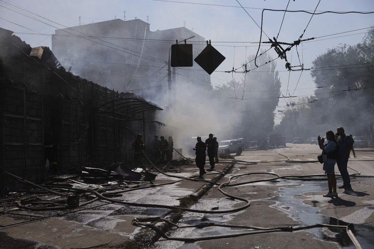 18.08.2025, Ukraine, Saporischschja: Rettungskräfte löschen ein Feuer in einem Geschäft, das durch einen russischen Raketenangriff zerstört wurde. Foto: Kateryna Klochko/AP/dpa +++ dpa-Bildfunk +++