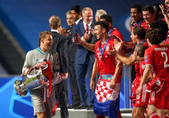 Final Football UEFA Champions League FC BAYERN MUENCHEN - PARIS ST. GERMAIN PSG Lisbon, Lissabon, Portugal, 23rd August 2020. Siegerehrung: Torwart Manuel Neuer Muenchen mit Pokal in the final match U ...