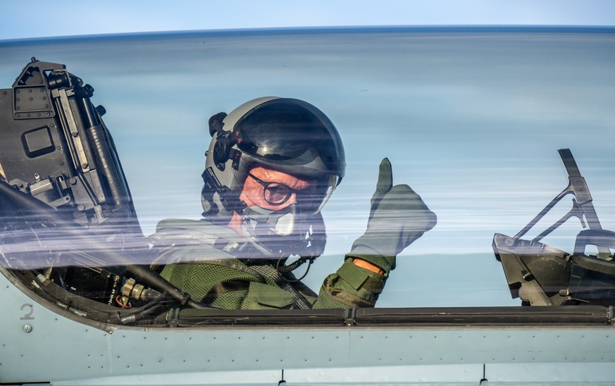 ARCHIV - 20.06.2024, Mecklenburg-Vorpommern, Rostock-Laage: Friedrich Merz, CDU Bundesvorsitzender und CDU/CSU Fraktionsvorsitzender im Bundestag, sitzt im Cockpit eines Eurofighters der Bundeswehr. M ...