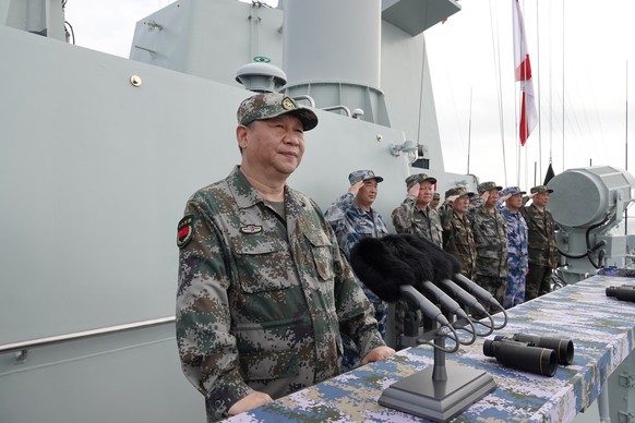 Die neue Seemacht: Chinas Präsident Xi inspiziert die Marine.