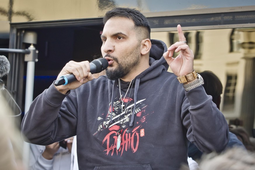 Demonstration der Corona Info Tour vor dem Brandenburger Tour in Berlin, im Bild: Attila Hildmann. Die Demonstration richtet sich gegen die restriktiven Massnahmen der Bundesregierung im Zusammenhang  ...