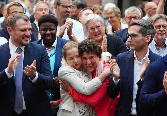 dpatopbilder - 22.09.2024, Brandenburg, Potsdam: Anh�nger der SPD reagieren nach Bekanntgabe der ersten Prognosen. In Brandenburg fand am Sonntag die Landtagswahl statt. Foto: Kay Nietfeld/dpa +++ dpa ...