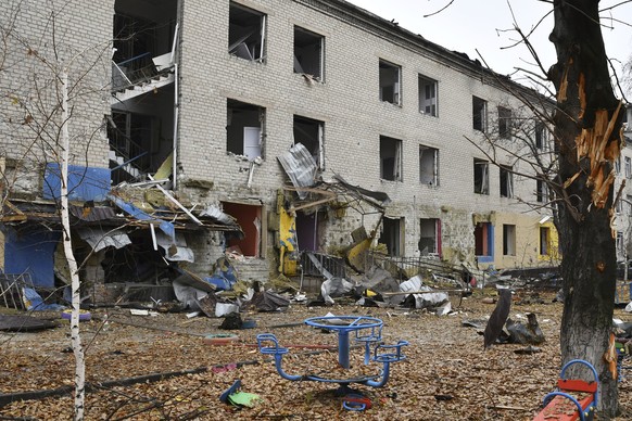 04.11.2022, Ukraine, Pokrowsk: Eine in sich zusammengefallene Schule, die durch Beschuss zerst�rt wurde. Foto: Andriy Andriyenko/AP/dpa +++ dpa-Bildfunk +++
