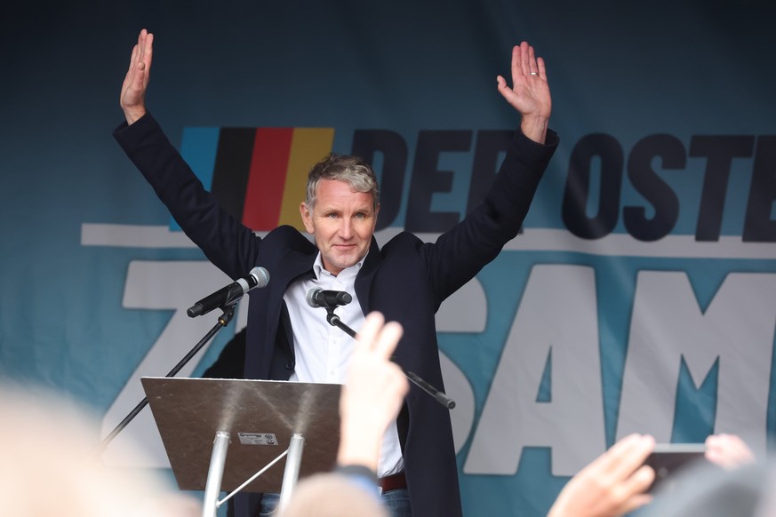 28.10.2023, Thüringen, Erfurt: Björn Höcke, Vorsitzender der AfD in Thüringen, spricht bei einer Demonstration unter dem Motto: &quot;Der Osten steht zusammen&quot; auf dem Domplatz. Zahlreiche Teilne ...