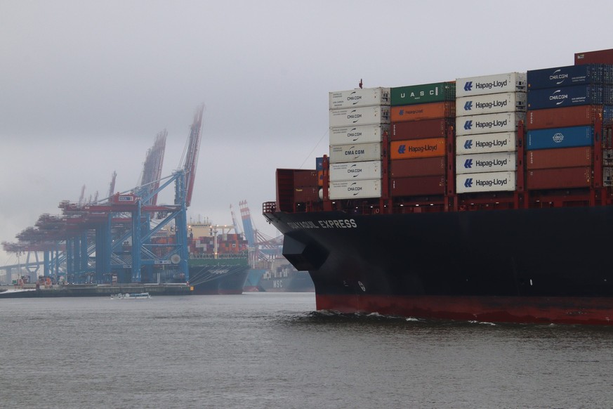 Feature Wirtschaft in Deutschland Anfang 2025: Ein Containerfrachter der Reederei Hapag Lloyd läuft in den Hamburger Hafen ein. *** Feature Economy in Germany in early 2025 A Hapag Lloyd container fre ...