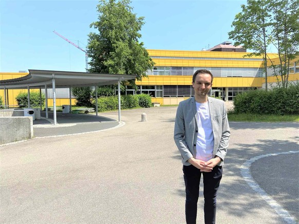 Hier fing es an mit der Politik: Benjamin Strasser am Schulzentrum in Ravensburg, wo er die Realschule und das Wirtschaftsgymnasium besucht hat.