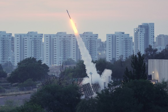 News Bilder des Tages 230510 -- ASHKELON ISRAEL, May 10, 2023 -- Israel s Iron Dome defense system launches a missile to intercept rockets fired from the Gaza Strip, in Ashkelon, southern Israel, on M ...