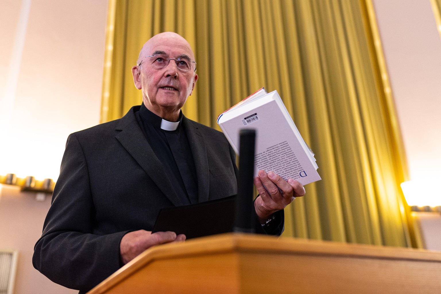 Der Bischof von Münster, Felix Genn, nimmt die Studienergebnisse entgegen.