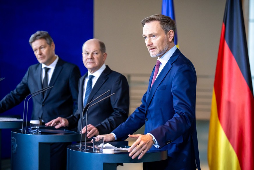 ARCHIV - 13.12.2023, Berlin: Robert Habeck (l-r, Bündnis 90/Die Grünen), Bundesminister für Wirtschaft und Klimaschutz, Bundeskanzler Olaf Scholz (SPD) und Christian Lindner (FDP), Bundesminister der  ...