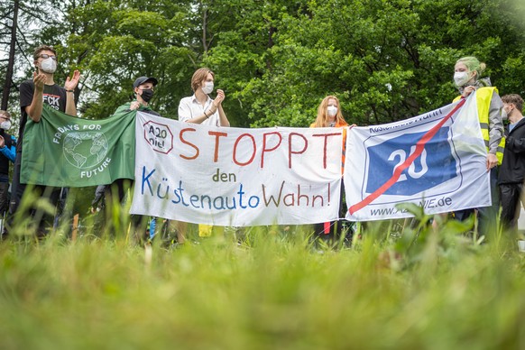 Demonstranten von Fridays for Future im Mai bei einer Demo gegen den Ausbau der Autobahn A20 in Niedersachsen. 