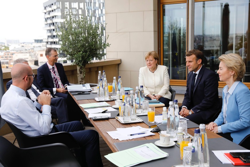 An einem Tisch und doch nicht einig: Die Staatschefs Merkel und Macron im Gespräch mit EU-Ratspräsident Charles Michel (1.v.l.).