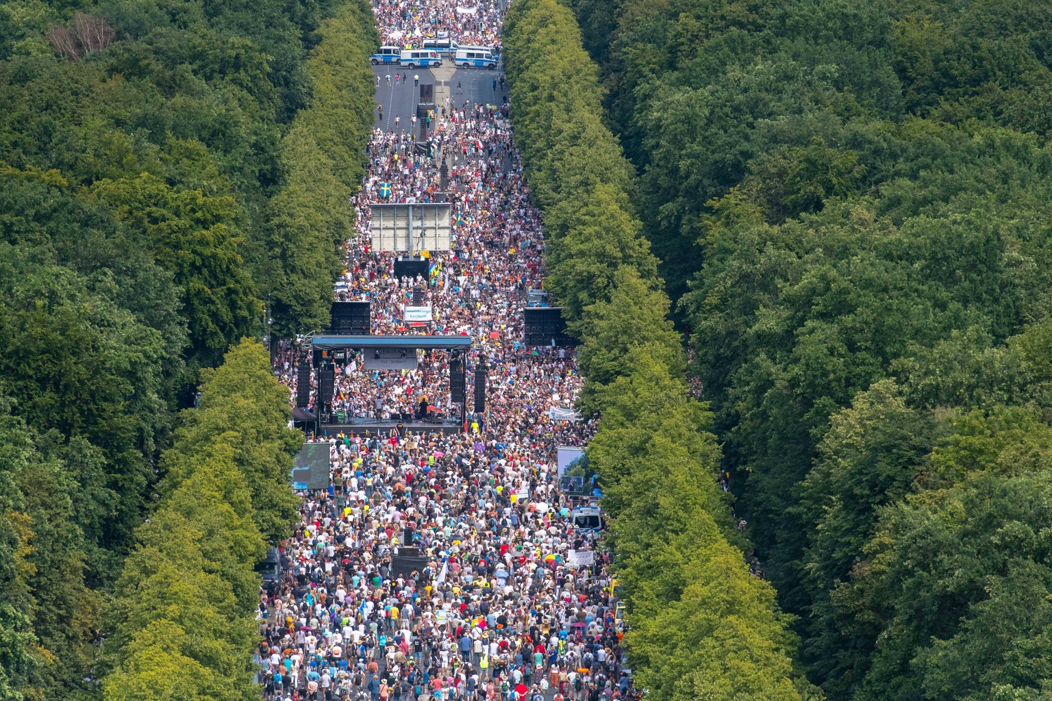 Berlin, Anti-Corona-Protest Deutschland, Berlin - 01.08.2020: Im Bild ist der Anti-Corona-Protest auf der Stra