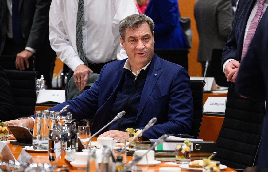 06.11.2023, Berlin: Markus Söder (CSU), Ministerpräsident von Bayern, sitzt zu Beginn vom Bund-Länder-Gipfel im Bundeskanzleramt. Die Hauptthemen des Treffens der Bundesregierung mit der Ministerpräsi ...