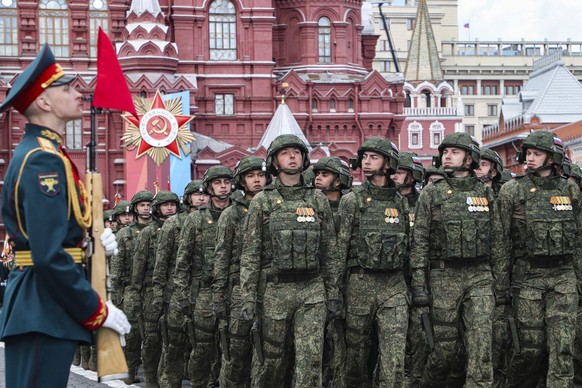 05.05.2024, Russland, Moskau: Russische Soldaten proben die Militärparade zum Tag des Sieges auf dem Roten Platz. Die Parade wird am 9. Mai stattfinden, um den 79. Jahrestag des Sieges im Zweiten Welt ...