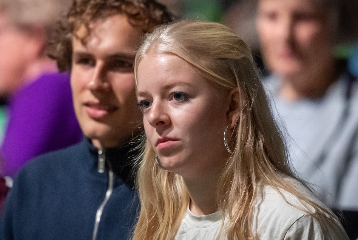 26.01.2025, Berlin: Jette Nietzard und Jakob Blasel, Bundesvorsitzende der Grünen Jugend, verfolgen die Debatte beim Programmparteitag von Bündnis 90/Die Grünen. Bei der außerordentlichen Bundesdelegi ...