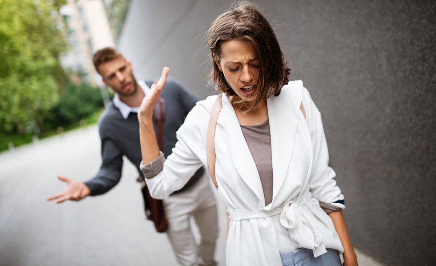 Ein Mann belästigt eine Frau auf der Straße. Catcalling ist nach wie vor ein Problem.