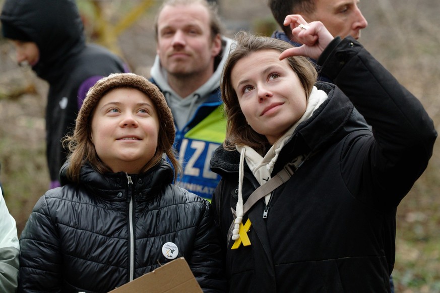 13.01.2023, Nordrhein-Westfalen, Erkelenz: Die Klimaaktivistinnen Luisa Neubauer und Greta Thunberg (l) stehen am dritten Tag der Räumung im von Klimaaktivisten besetzten Braunkohleort Lützerath. Der  ...