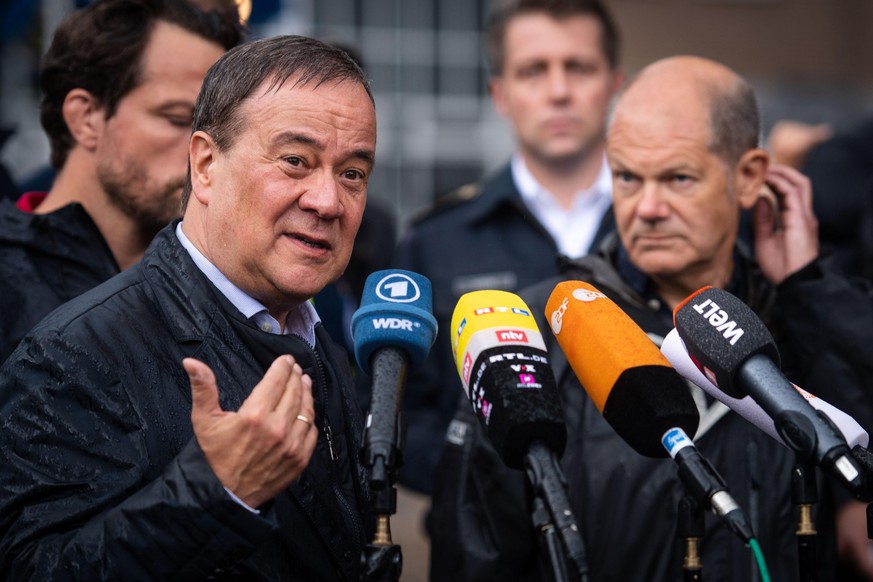 03.08.2021, Nordrhein-Westfalen, Stolberg: Armin Laschet (CDU, l), Ministerpräsident von Nordrhein-Westfalen und Kanzlerkandidat, und Olaf Scholz (SPD), Bundesfinanzminister und Kanzlerkandidat, geben ...