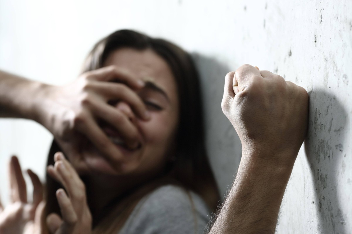 Abuse victim being threatened Copyright: xAntonioGuillemx Panthermedia27069935 ,model released, Symbolfoto
