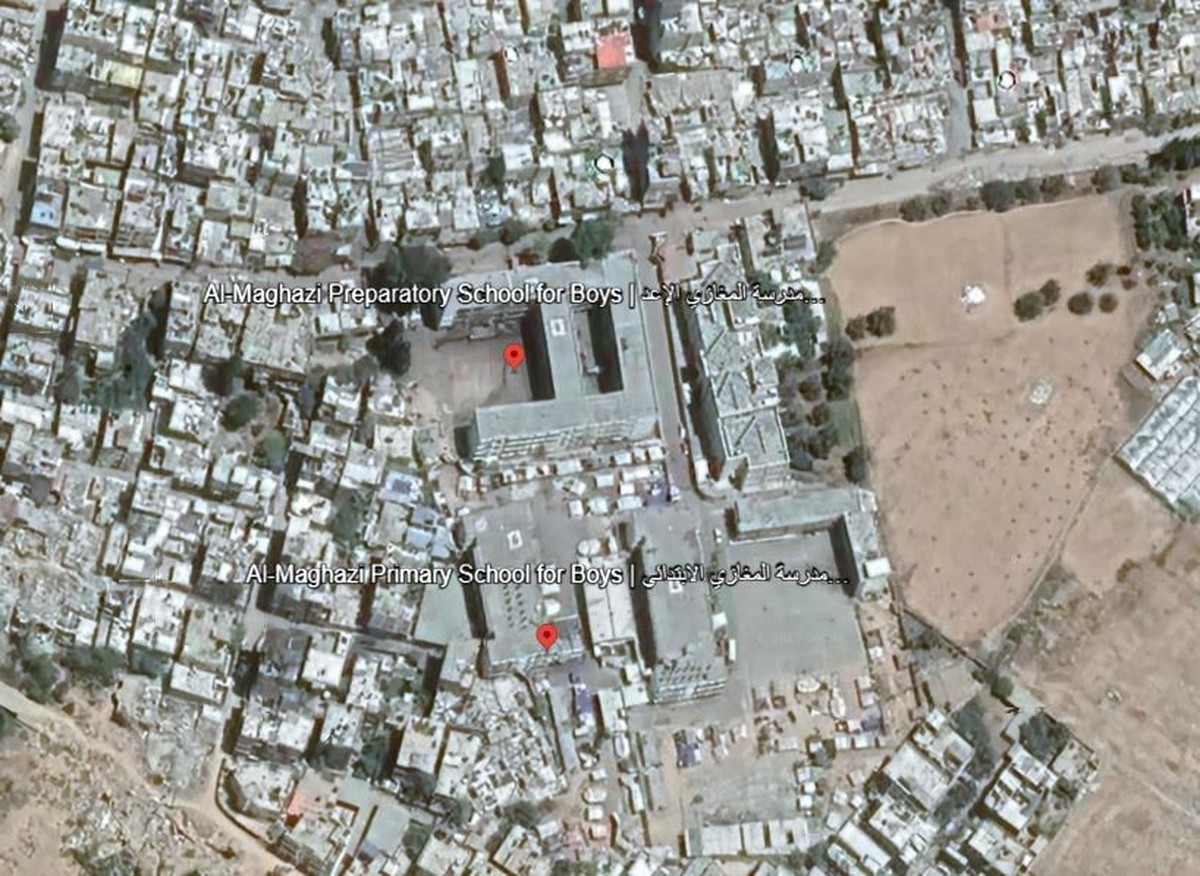 Auf Google Earth zeigen Bilder vom Juni 2024 noch die weitgehend intakten Schulgebäude.