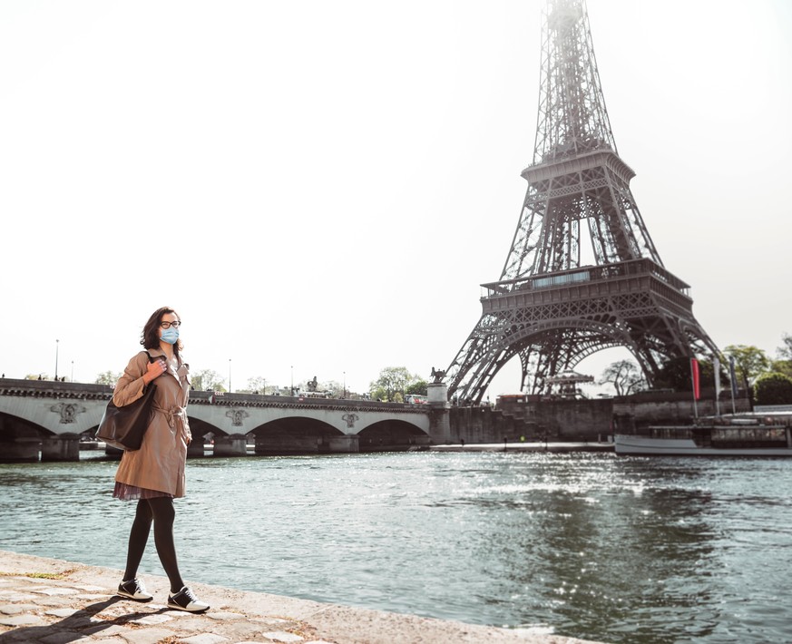 woman walking in paris with a face mask