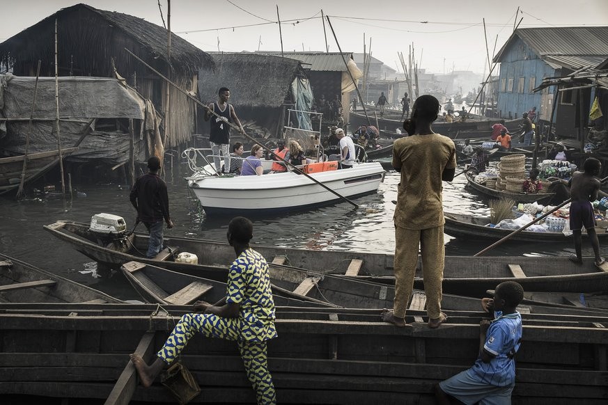 Ein Boot mit Touristen in Lagos.