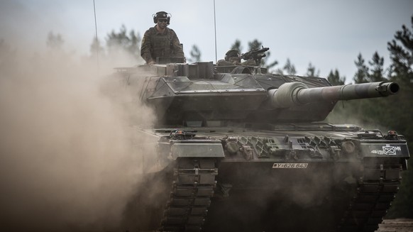 ARCHIV - 07.06.2022, Litauen, Pabrade: Ein Leopard-2-Panzer der Bundeswehr, der von der NATO Enhanced Forward Presence Battle Group (eFP-Bataillon) eingesetzt wird, f
