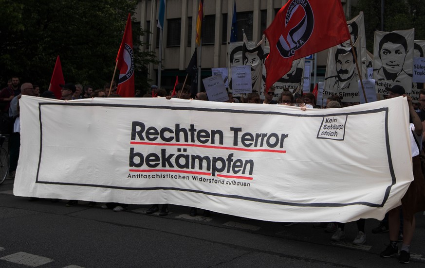 Demo gegen Nazi-Terror und Rassismus in Gedenken an Walter Lübc, Fronttransparent mit der Aufschrift Rechten Terror bekämpfen Antifaschistischen Widerstand aufbauen. Am 22.6.2019 haben ca. 400 Mensche ...