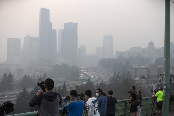 Die Skyline von Seattle im Bundesstaat Washington ist in dichten Rauch gehüllt.