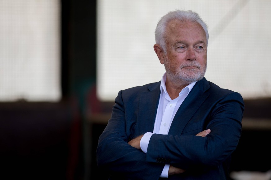 Itzehoe Wolfgang Kubicki vor Ort Wolfgabg Kubicki FDP Vorsitzender und Bundestagsvizepraesident auf Landpartie in Schleswig-Holstein. Kubiki besuchte mit weiteren Abgeordneten landwirtschaftliche Betr ...