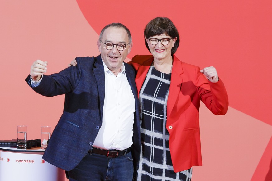 Norbert Walter-Borjans und Saskia Esken jubeln nach Bekanntgabe der Stimmergebnisse. Berlin, 30.11.2019. Berlin Deutschland *** Norbert Walter Borjans and Saskia Esken cheer after announcement of voti ...