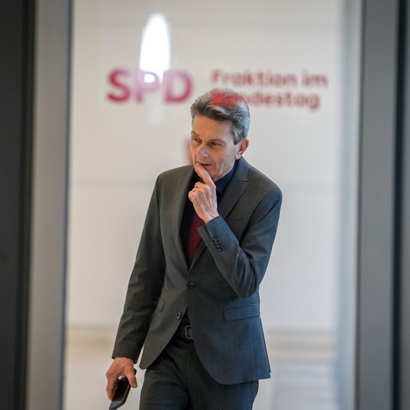 12.11.2024, Berlin: Rolf Mützenich, Vorsitzender der SPD-Bundestagsfraktion, kommt zur Fraktionssitzung seiner Partei. Foto: Kay Nietfeld/dpa +++ dpa-Bildfunk +++