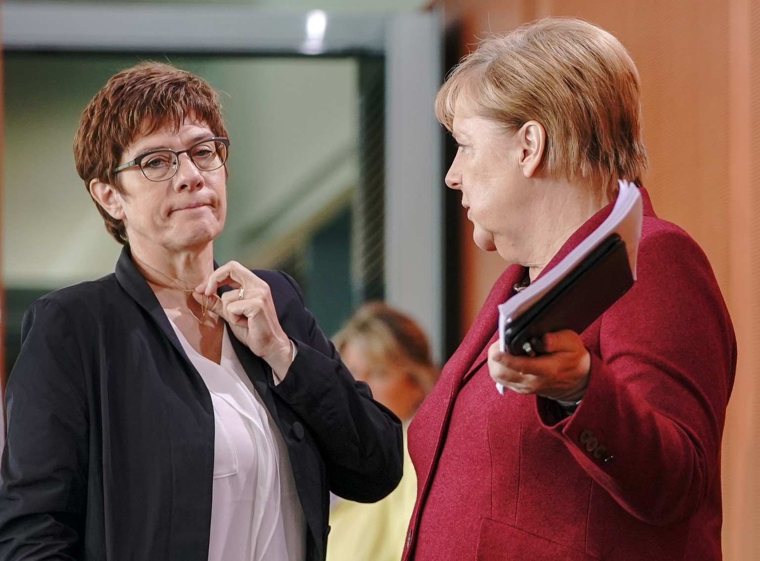 dpatopbilder - 09.10.2019, Berlin: Bundeskanzlerin Angela Merkel (CDU, r), spricht mit Annegret Kramp-Karrenbauer (CDU), Verteidigungsministerin, vor Beginn der Sitzung des Bundeskabinetts im Kanzlera ...