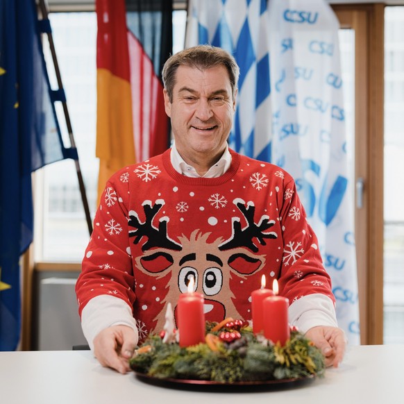 HANDOUT - 21.11.2022, Bayern, München: Bayerns Ministerpräsident Markus Söder (CSU) in einem Weihnachtspullover mit Rentier-Motiv. Auf seinem Instagram-Account verlost er vier Weihnachtspullis, in den ...